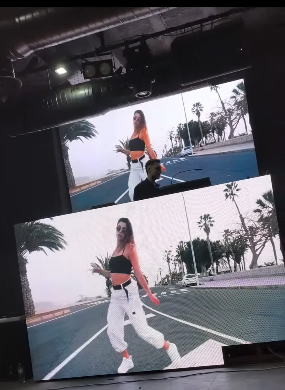 [Binaya giydirilmiş LED ekran]