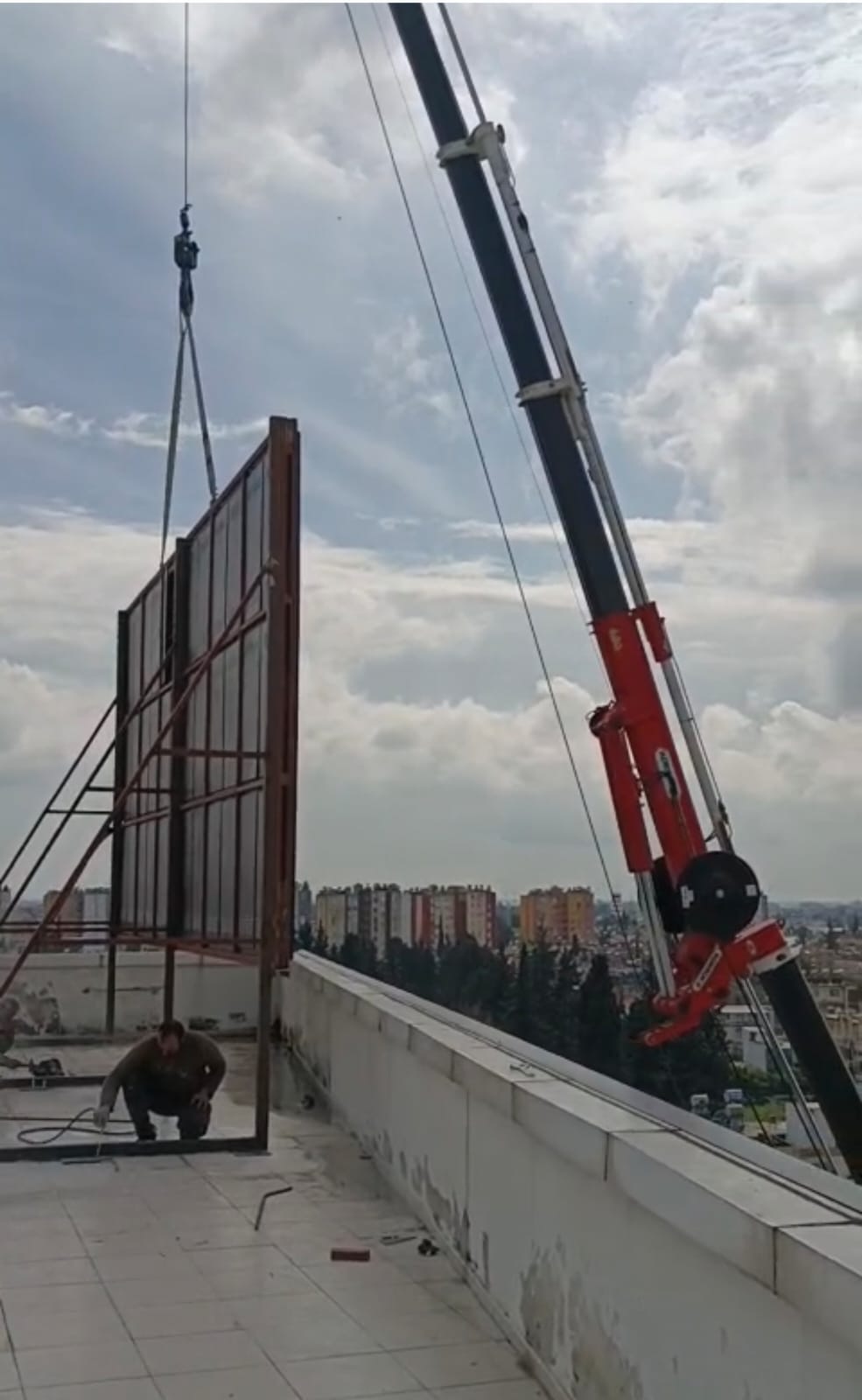 [LedAdana ekibi montaj yaparken]